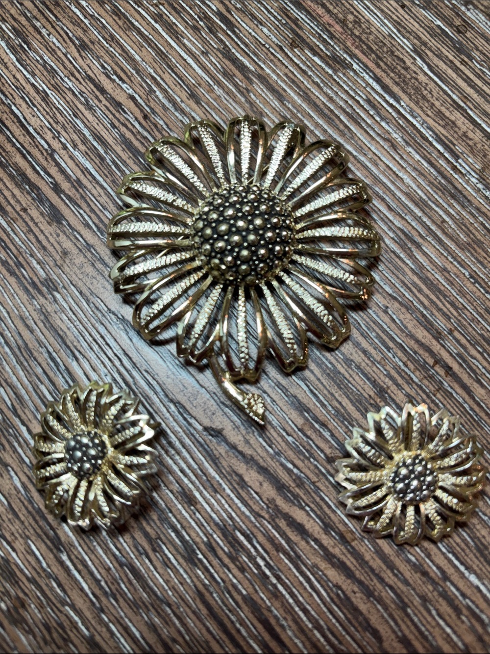 Sarah Coventry “Daisy Mae” Gold Floral Daisy Brooch and Earrings Set